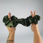 Soulta Scrunchie Secret de Satén Verde Oliva - Imagen 2