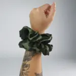Soulta Scrunchie Secret de Satén Verde Oliva - Imagen 3