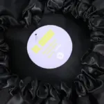 Soulta Gorro Negro POP en Satén Anti Frizz con Elástico Ajustable – Capa Sencilla Talla:M - Imagen 4